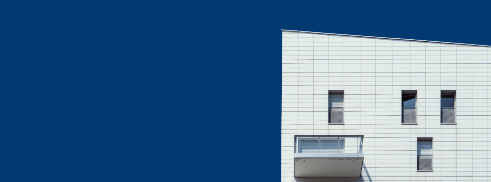 immeuble moderne sur ciel bleu